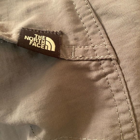 Ladies size 8 The North Face hiking pants with zip off, roll tab legs pockets. - Picture 9 of 15